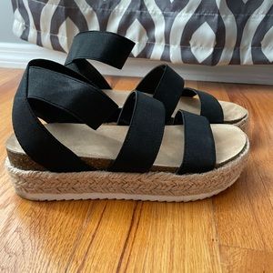 Black strap flatform sandal size 7 EUC!
